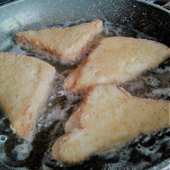 Frying mozzarella in carrozza.jpg