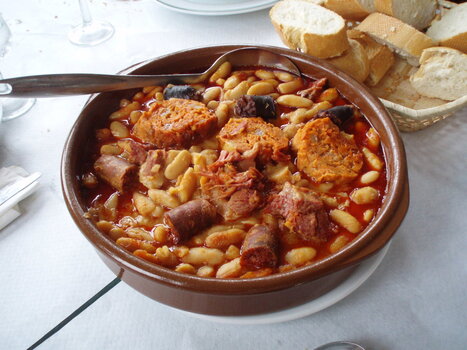 Fabada_en_cazuela_de_barro.jpg