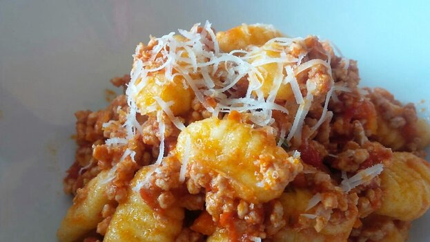 Gnocchi con ragù.jpg