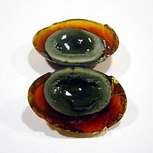 220px-Century_egg_sliced_open.jpg