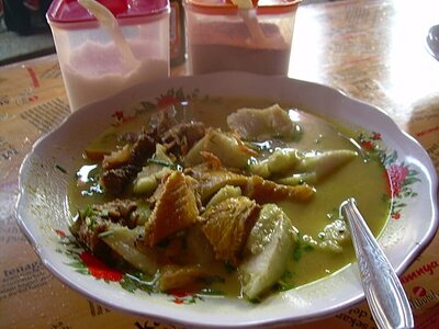 500px-Indonesian_soup-Empal_Gentong-01.jpg