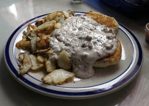 1024px-Biscuits-and-gravy.jpg