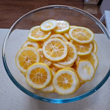 Sliced lemons