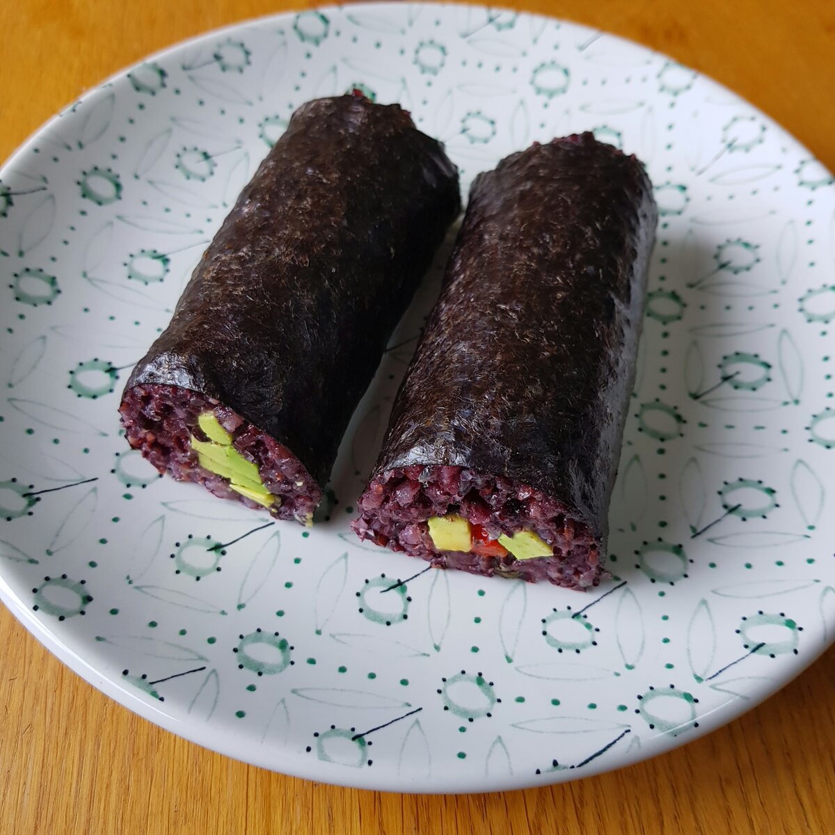 Avocado & Red rice rolls